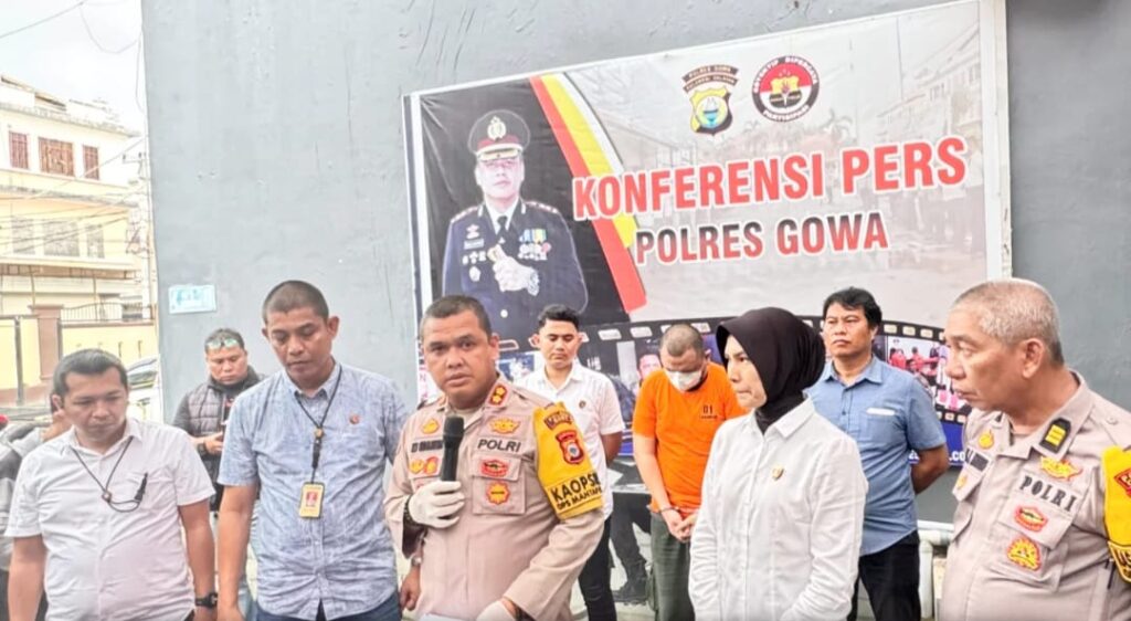 Konferensi pers kasus guru tahfiz cabuli santri di Mapolres Gowa.