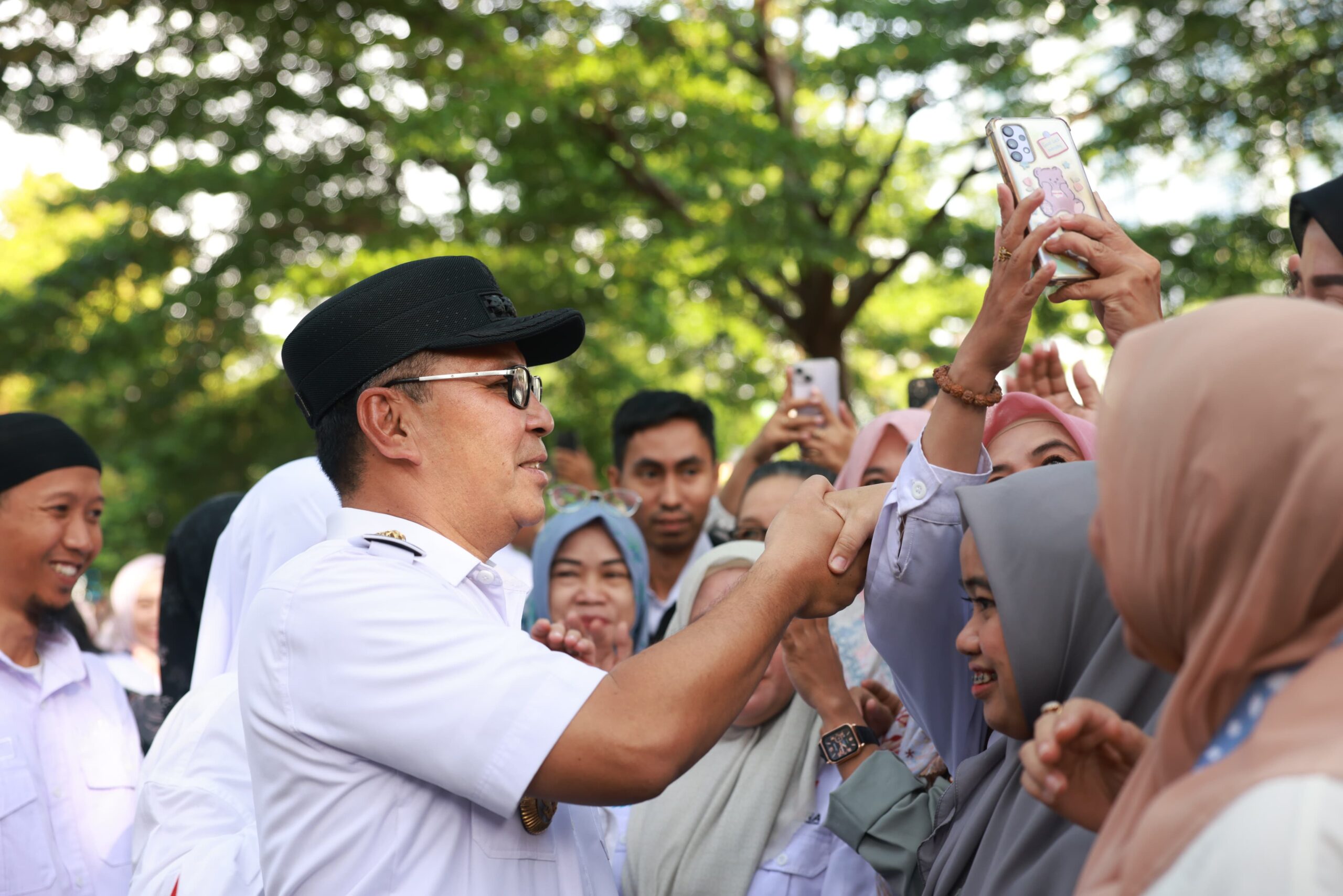Walikota Makassar, Moh. Ramdhan Pomanto berpapitan kepada seluruh pegawai lingkup Balai Kota Makassar usai apel terkahir di halaman Balikota Makassar, Rabu (19/02/2025).