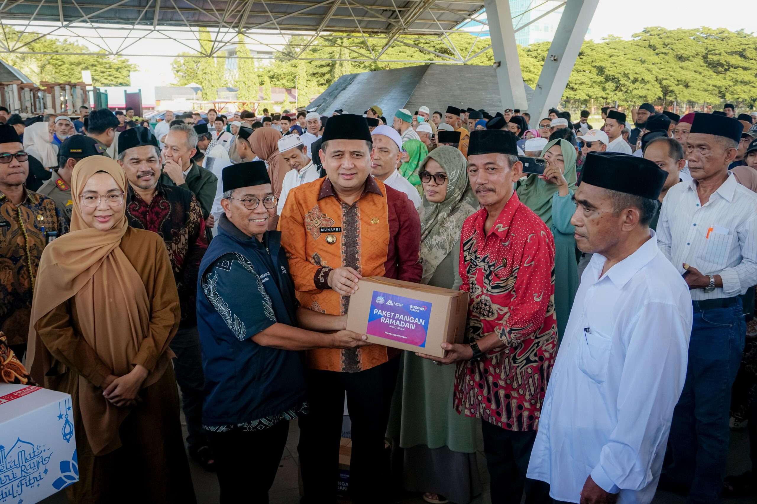 Bosowa Peduli bersama Pemkot Makassar menyalurkan paket Lebaran kepada pekerja keagamaan.