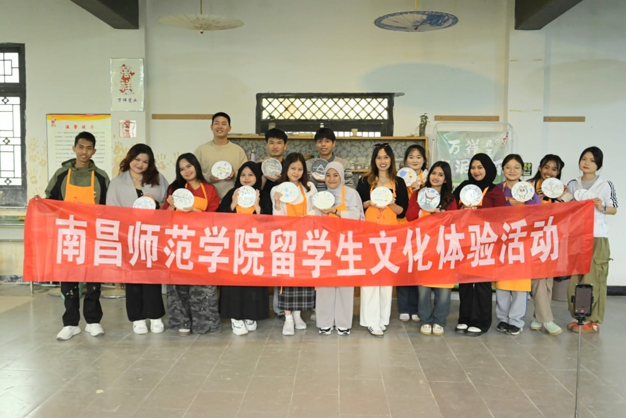 Peserta Pertukaran Mahasiswa Unibos di China Kunjungi Kota Keramik Jingdezhen