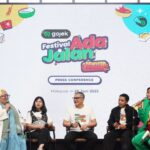 Head of Gojek Wilayah Sulawesi, Maluku, dan Papua, Nayaka Buana (tengah) bersama CEO Antara Suara, Andri Verraning Ayu (kedua kiri) saat jumpa media di Verda Dining, Makassar, Sabtu (28/6/2025).