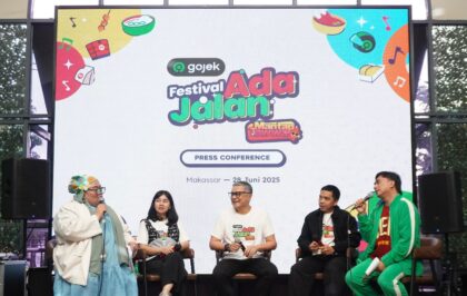 Head of Gojek Wilayah Sulawesi, Maluku, dan Papua, Nayaka Buana (tengah) bersama CEO Antara Suara, Andri Verraning Ayu (kedua kiri) saat jumpa media di Verda Dining, Makassar, Sabtu (28/6/2025).