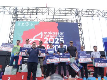 Wali kota Makassar Munafri Arifuddin bersama pemenang Makassar Half Marathon (HMH) 2025 kategori 21K