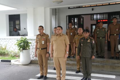 Wali Kota Makassar Munafri Arifuddin saat memimpin Upacara di Halaman Balai Kota Makassar