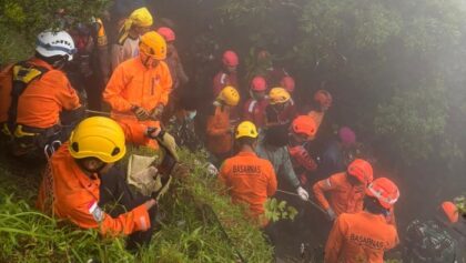 Foto: Proses evakuasi jenazah korban pesawat ATR 42-500. (dok. Polres Pangkep)