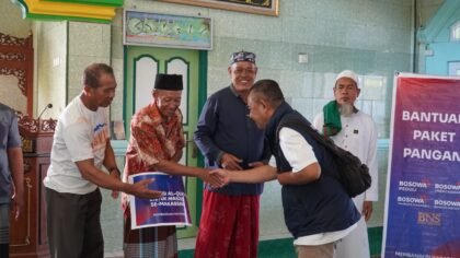 Bosowa Peduli berbagi di Makassar.